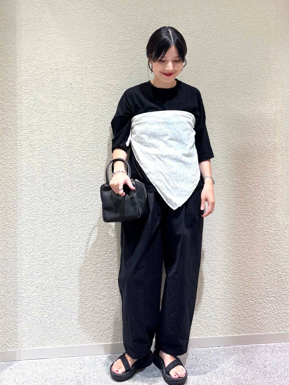 「大人カジュアル、デートコーデ、ママコーデ、きれいめカジュアル、シンプルコーデ、かぐれ、雨の日コーデ、newarrival、休日スタイル、30代、旅行コーデ、ブルベ夏、紫外線対策、骨格ウェーブ、暑い」｜「かぐれのコットンクロップドパンツ（その他パンツ、ブラック系）」を使った、saoriさん（レディース・158cm）の夏コーディネートの5枚目の写真