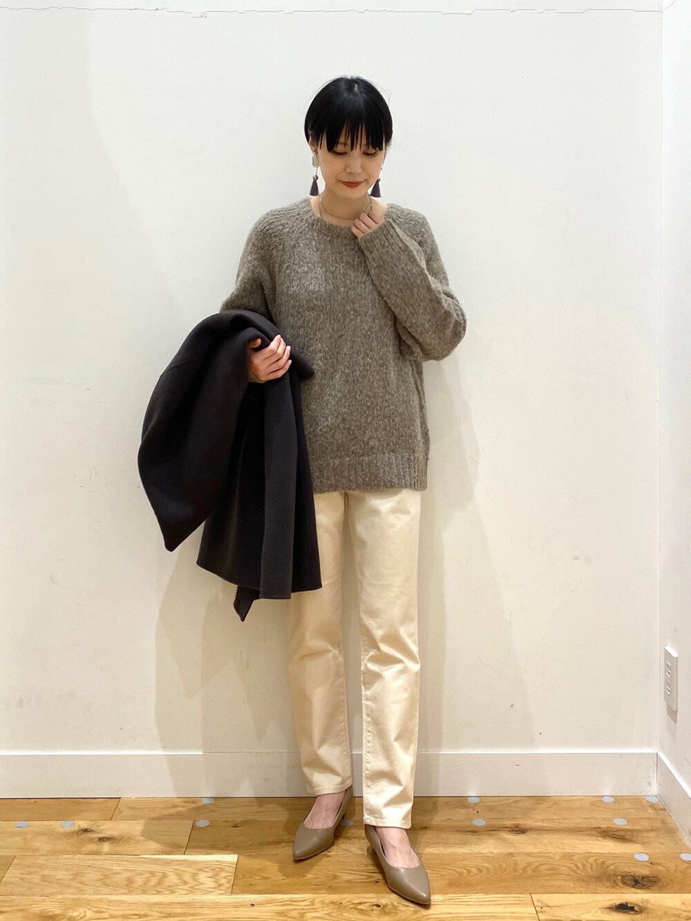 「ビッグシルエット、冬コーデ、ロングコート、休日スタイル、クリスマス、きれいめカジュアル、シンプルコーデ、エレガント、URBAN RESEARCH DOORS、URBAN RESEARCH DOORS WOMENS、おしゃれさんと繋がりたい、チェック柄に恋してる、マイベストコーデ2021」｜「siiwaのアイテム（ジャケット/アウター、グレー系）」を使った、saoriさん（レディース・158cm）の冬コーディネートの4枚目の写真
