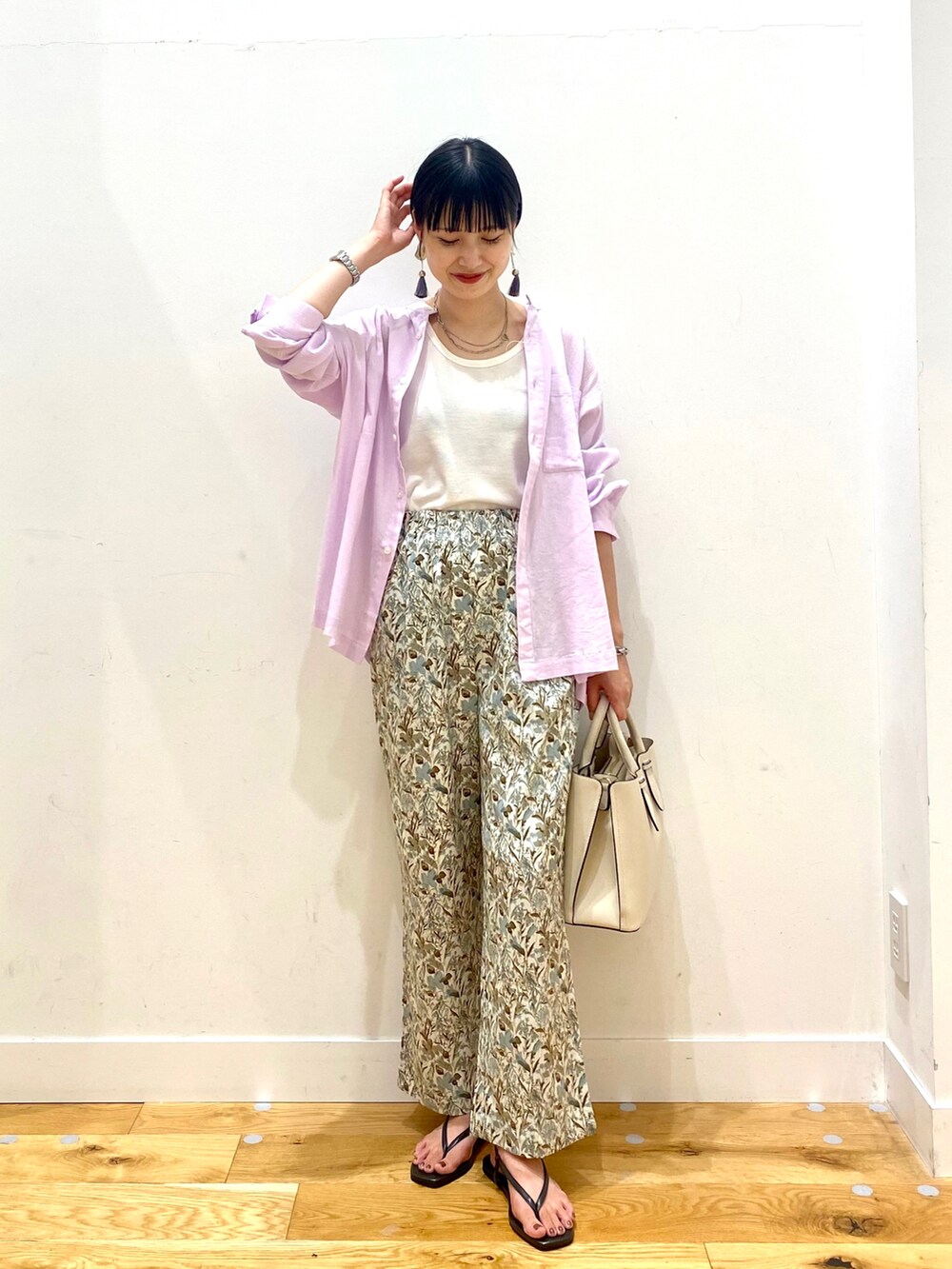 パープル系のシャツ/ブラウス、ホワイト系のタンクトップ、ホワイト系のその他パンツを着用したレディースの夏コーディネートの2枚目の写真