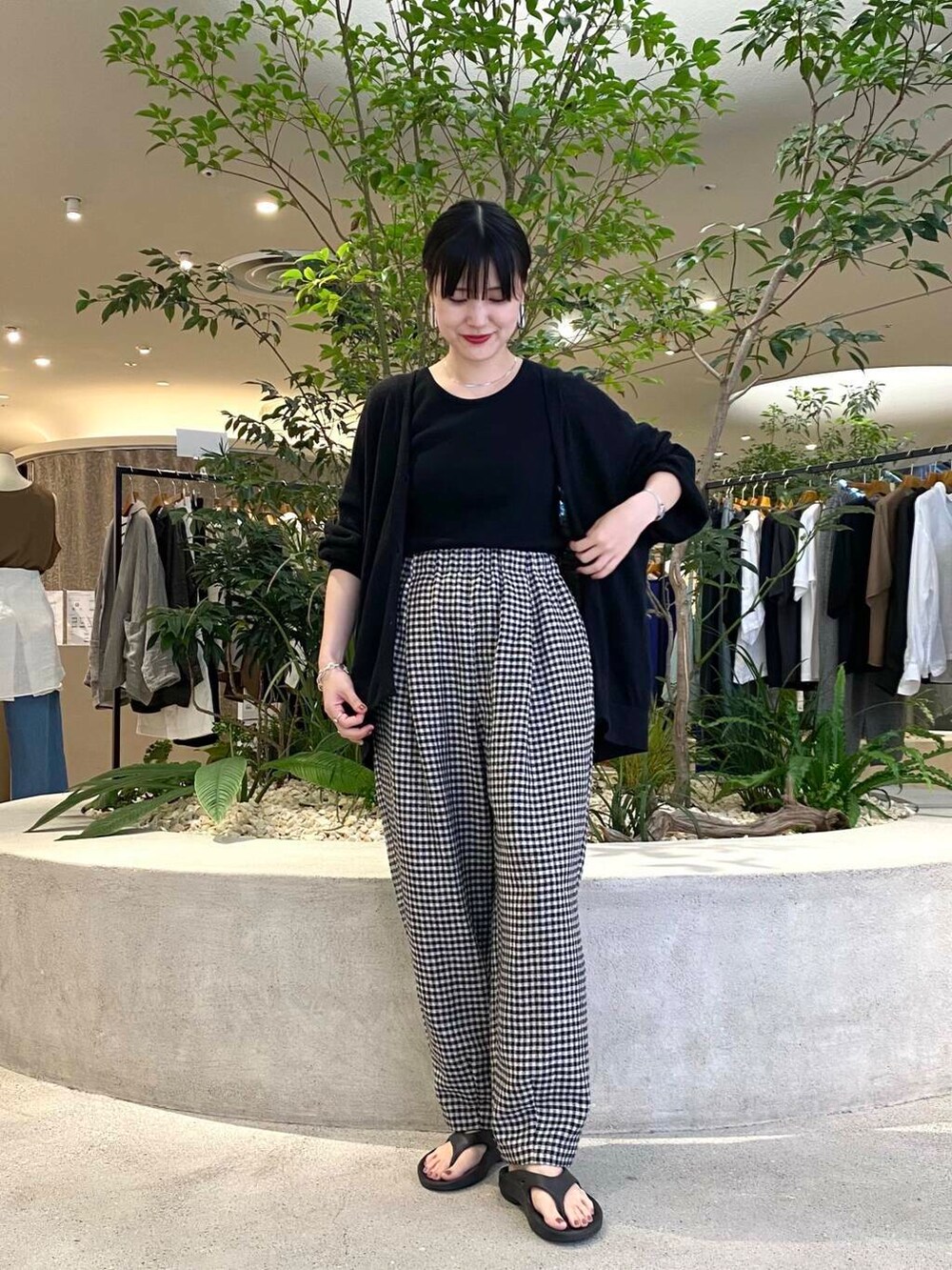 ブラック系のカーディガン/ボレロ、その他のその他パンツ、ブラック系のタンクトップを着用したレディースの夏コーディネートの3枚目の写真