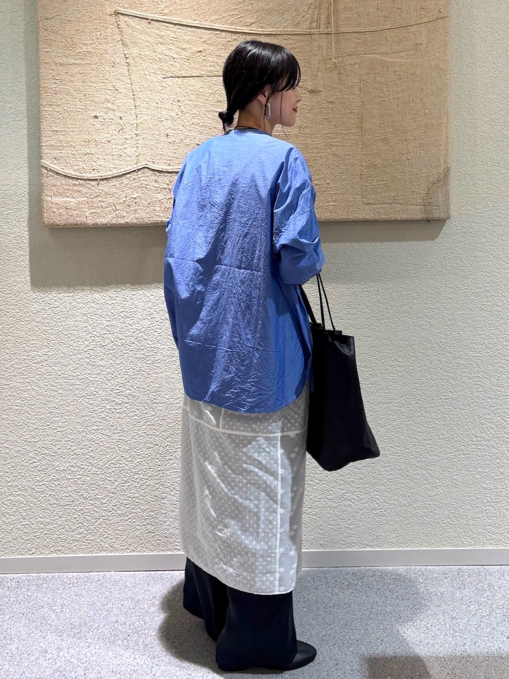 ブルー系のシャツ/ブラウス、ブルー系のシャツ/ブラウス、ホワイト系のタンクトップを着用したレディースの秋コーディネートの3枚目の写真