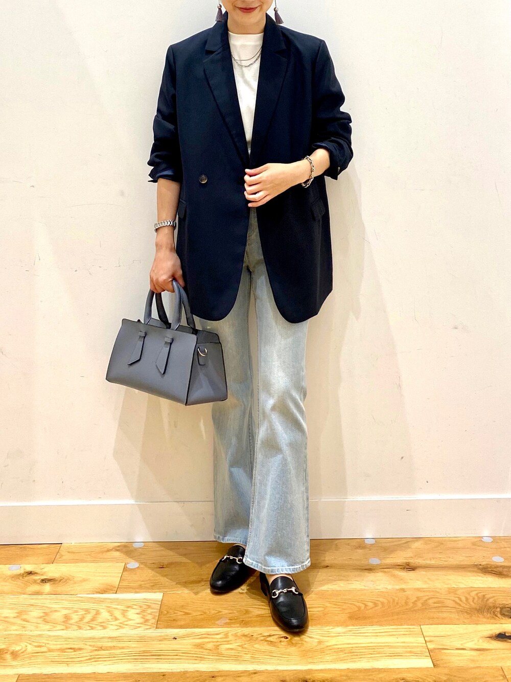 ブルー系のその他アウター、ホワイト系のTシャツ/カットソー、ブルー系のデニムパンツを着用したレディースの秋コーディネートの3枚目の写真