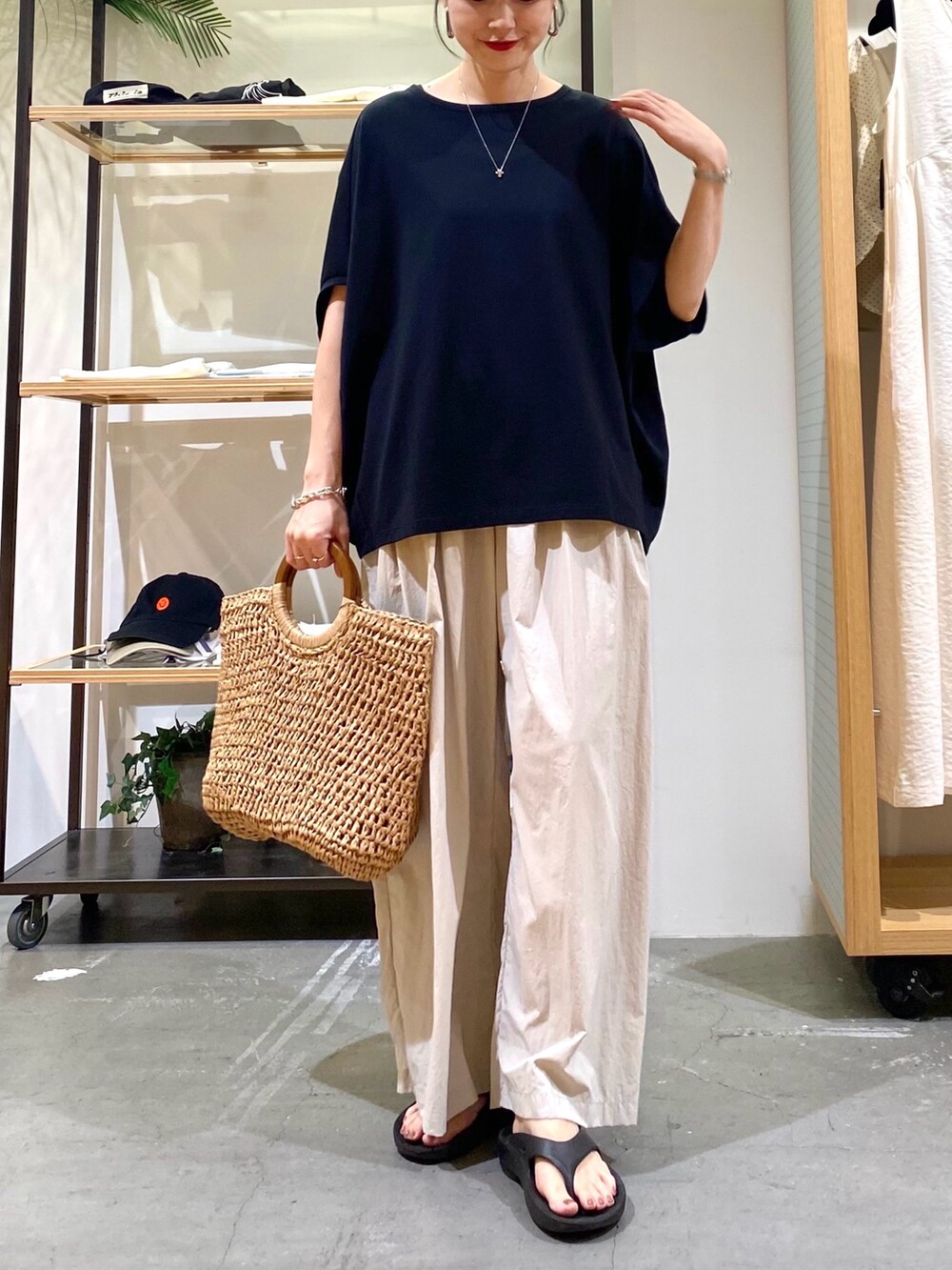 ブラック系のTシャツ/カットソー、グレー系のその他パンツ、ベージュ系のトートバッグを着用したレディースの夏コーディネートの3枚目の写真