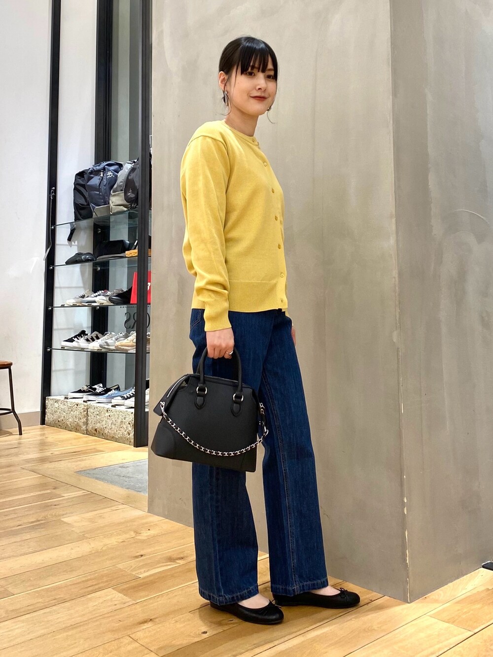 ベージュ系のその他アウター、イエロー系のカーディガン/ボレロ、ブルー系のTシャツ/カットソーを着用したレディースの春コーディネートの6枚目の写真