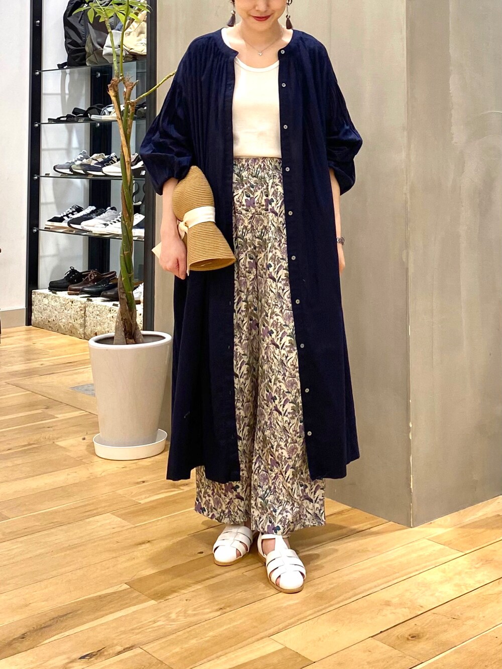 ブルー系のワンピース、ホワイト系のタンクトップ、パープル系のその他パンツを着用したレディースの春コーディネートの4枚目の写真