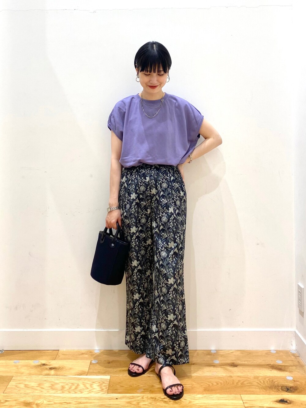 パープル系のTシャツ/カットソー、ブルー系のその他パンツ、ブルー系のショルダーバッグを着用したレディースの夏コーディネートの2枚目の写真