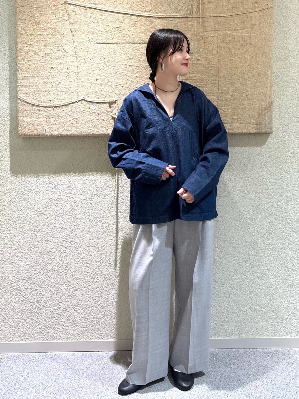 ブルー系のシャツ/ブラウス、ブルー系のシャツ/ブラウス、グレー系のその他パンツを着用したレディースの秋コーディネートの6枚目の写真