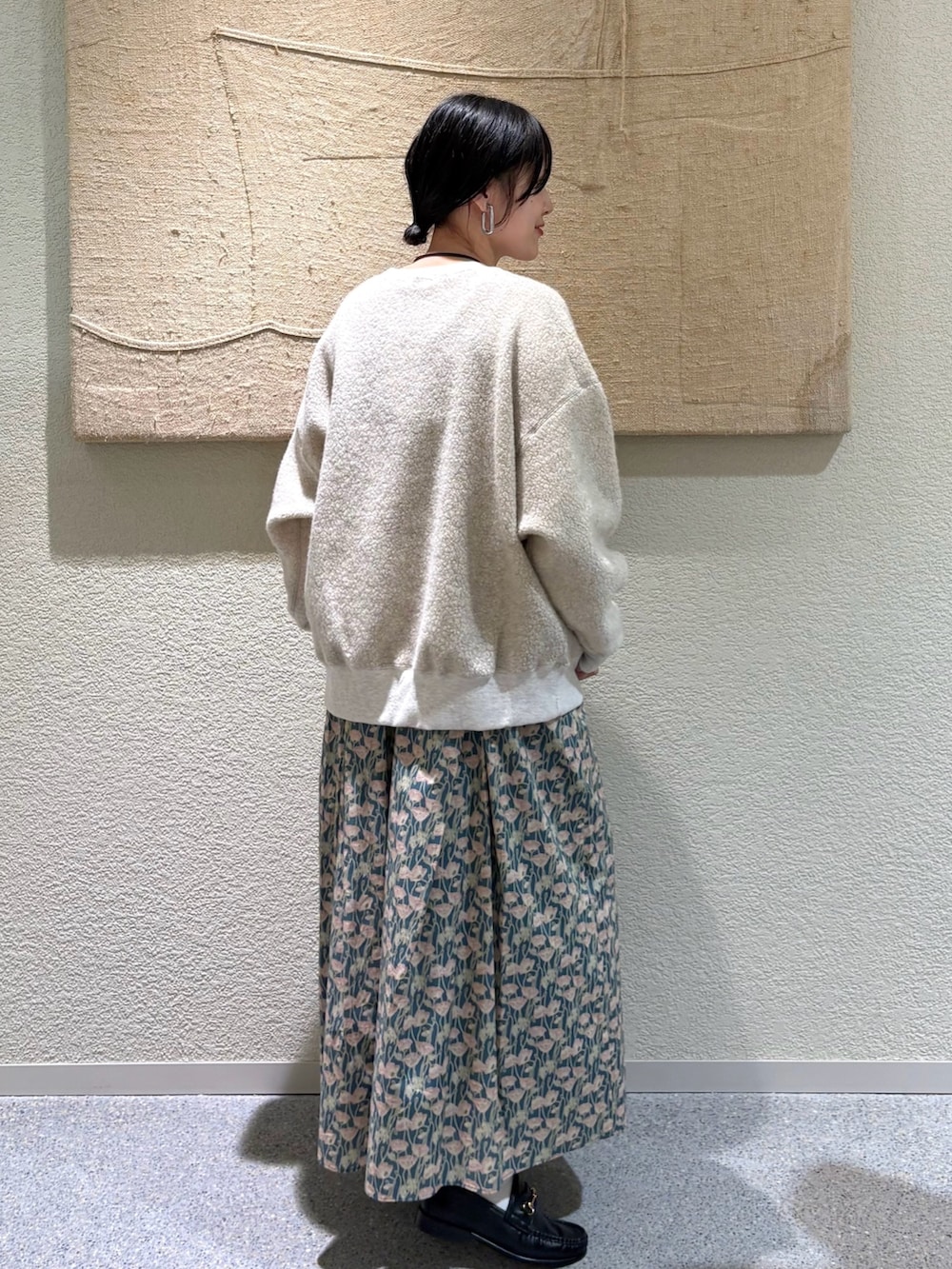 ベージュ系のその他トップス、ベージュ系のその他トップス、その他のスカートを着用したレディースの秋コーディネートの3枚目の写真