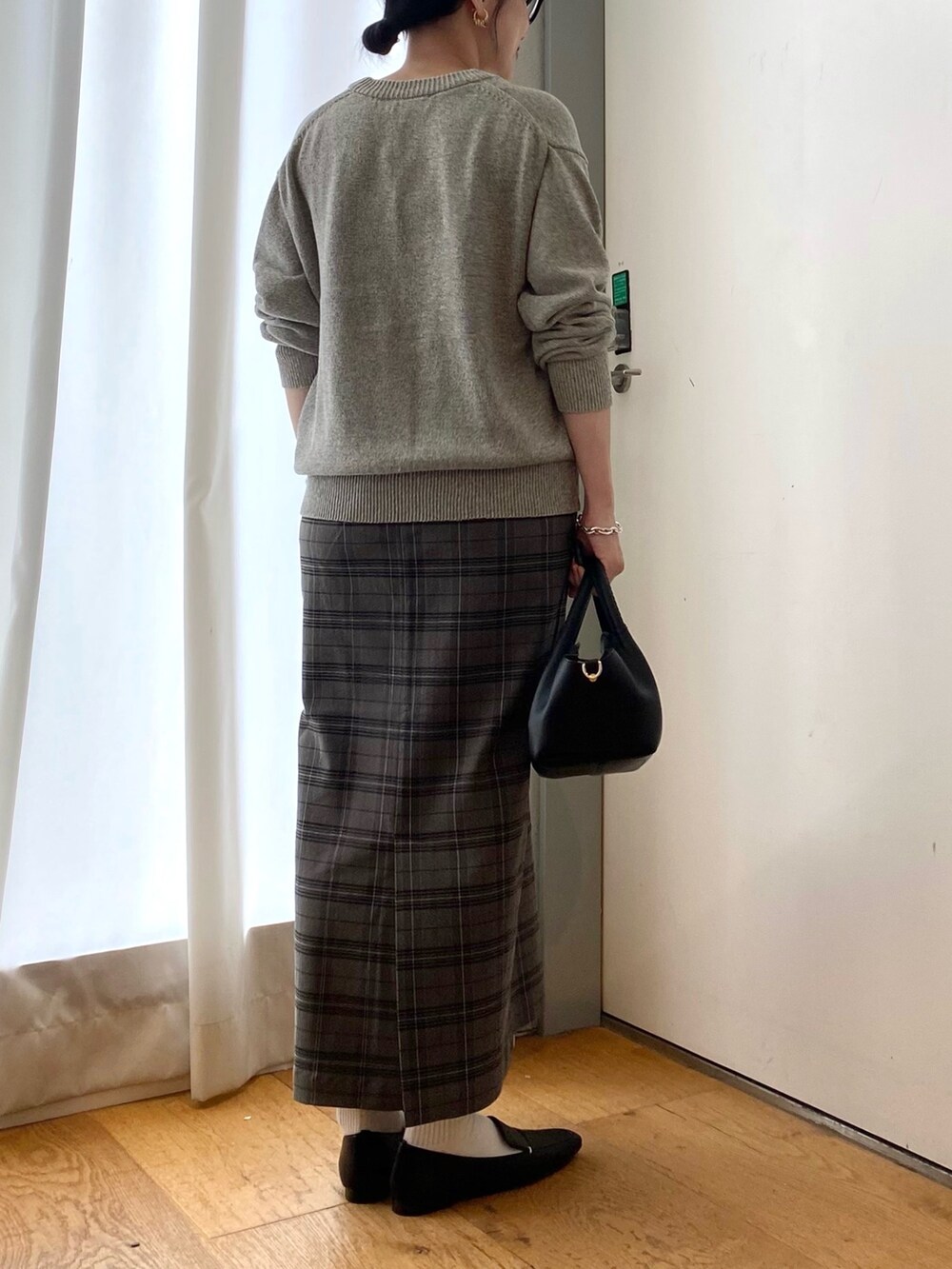 グレー系のカーディガン/ボレロ、その他のスカート、ブラック系のローファーを着用したレディースの秋コーディネートの6枚目の写真