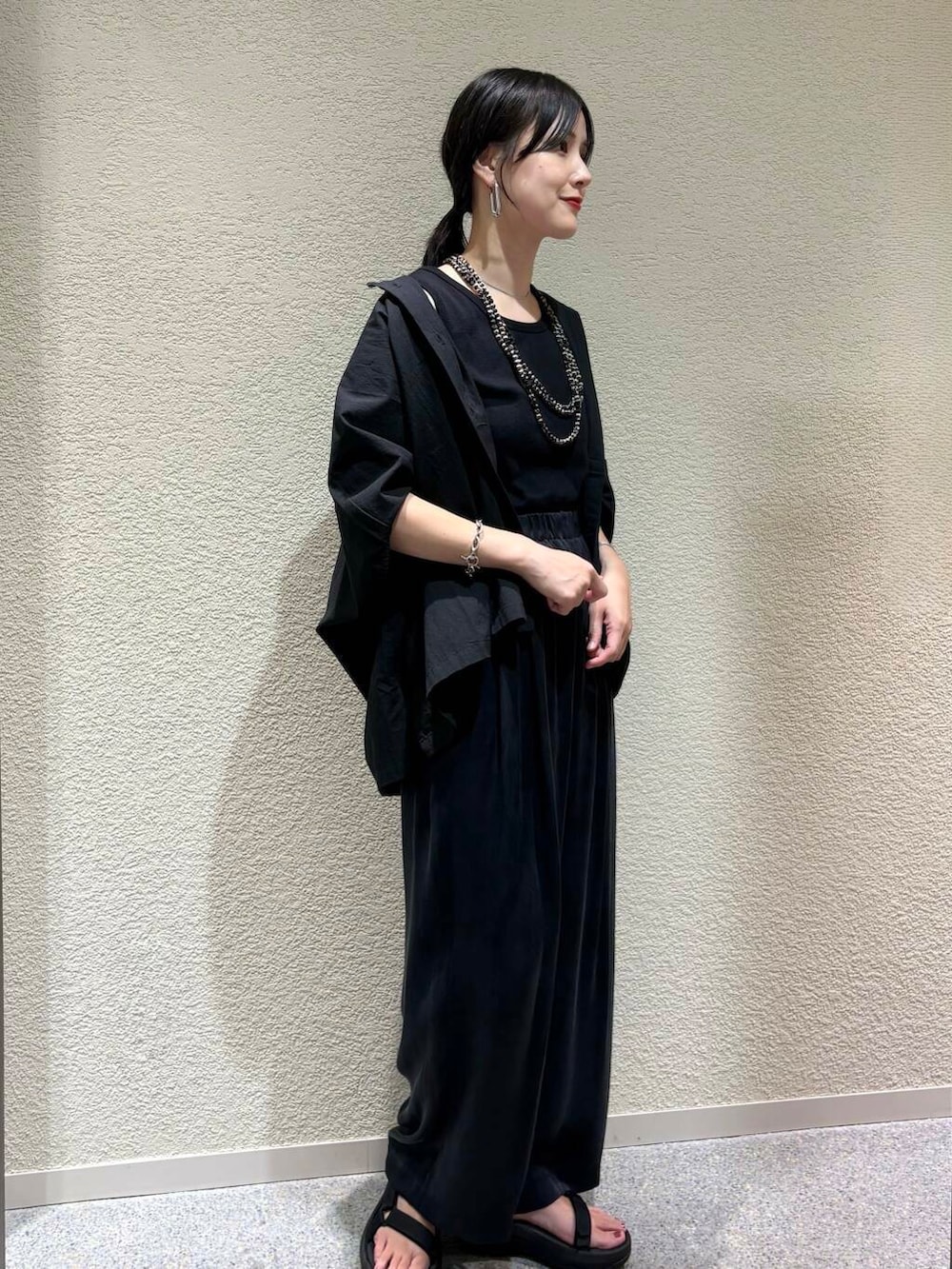 「大人カジュアル、シャツスタイル、デートコーデ、ママコーデ、きれいめカジュアル、シンプルコーデ、かぐれ、雨の日コーデ、newarrival、休日スタイル、30代、旅行コーデ、ブルベ夏、骨格ウェーブ、暑い」｜「かぐれのキュプラ2タックイージーパンツ（その他パンツ、ブルー系）」を使った、秋山 里織さん（レディース・158cm）の夏コーディネートの2枚目の写真