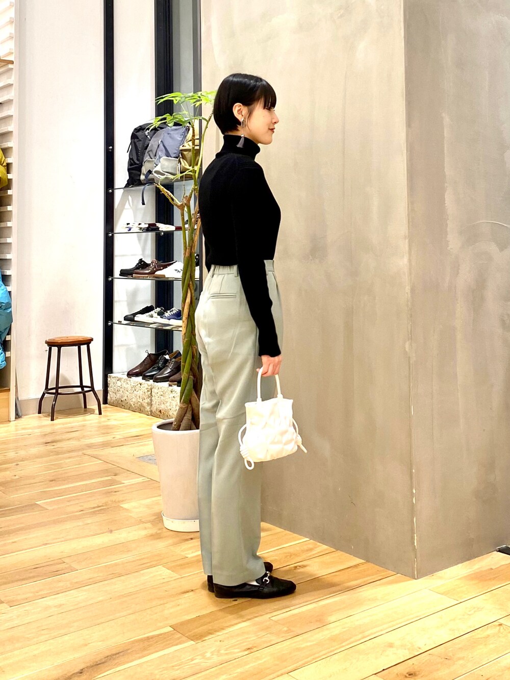 ブラック系のダウンジャケット/コート、ブラック系のニット/セーター、グリーン系のその他パンツを着用したレディースの冬コーディネートの4枚目の写真