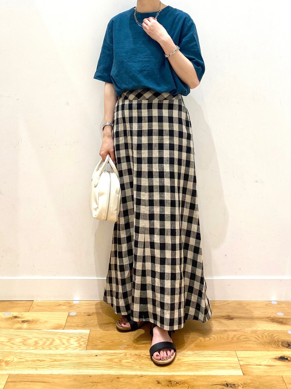 グリーン系のTシャツ/カットソー、その他のスカート、ホワイト系のボストンバッグを着用したレディースの夏コーディネートの4枚目の写真