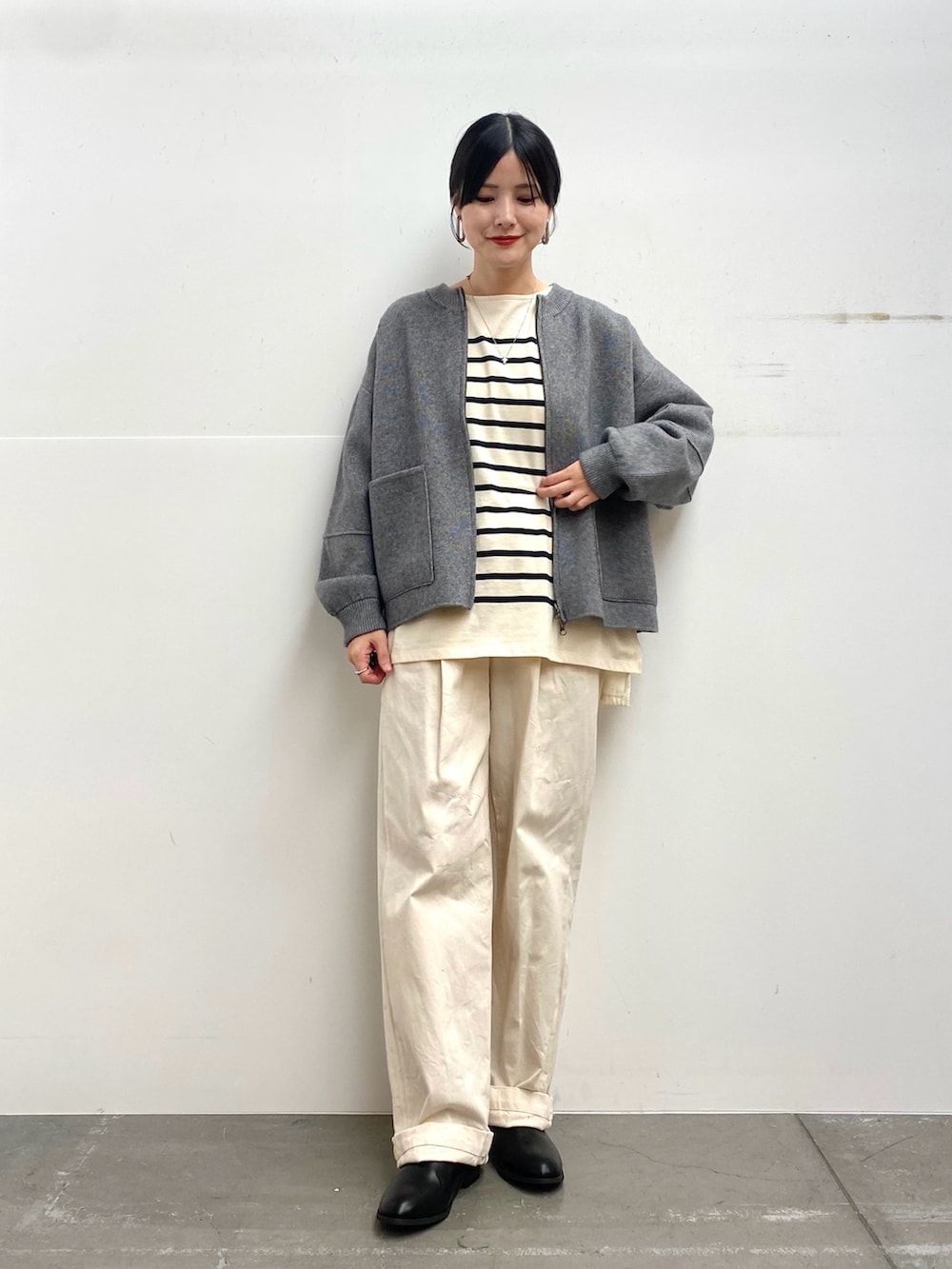 「きれいめカジュアル、休日スタイル、ニット、カーディガン、お出かけコーデ、ボーダー、ブーツ、デニム、おしゃれさんと繋がりたい、かぐれ、冬コーデ、URBAN RESEARCH DOORS」｜「URBAN RESEARCH DOORSのニットZIPブルゾン（ブルゾン、グレー系）」を使った、saoriさん（レディース・158cm）の秋コーディネートの4枚目の写真