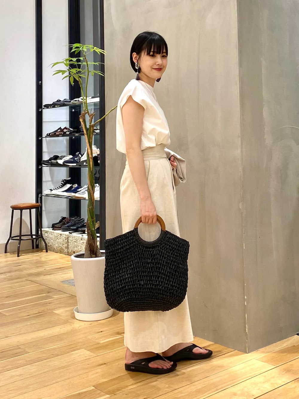 グレー系のカーディガン/ボレロ、ホワイト系のTシャツ/カットソー、ベージュ系のスカートを着用したレディースの春コーディネートの2枚目の写真