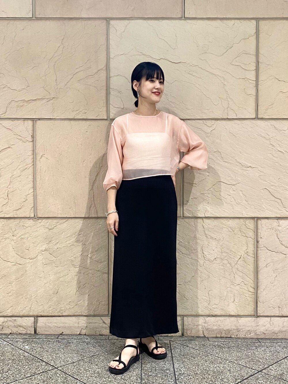 ピンク系のシャツ/ブラウス、ブラック系のスカートを着用したレディースの夏コーディネートの3枚目の写真