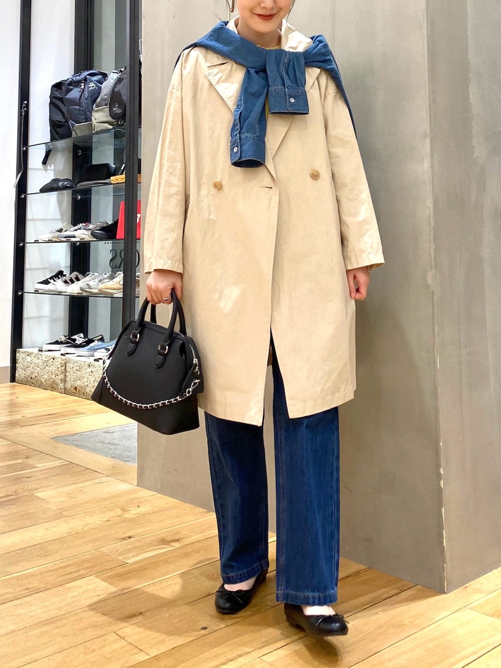 ベージュ系のその他アウター、イエロー系のカーディガン/ボレロ、ブルー系のTシャツ/カットソーを着用したレディースの春コーディネートの3枚目の写真