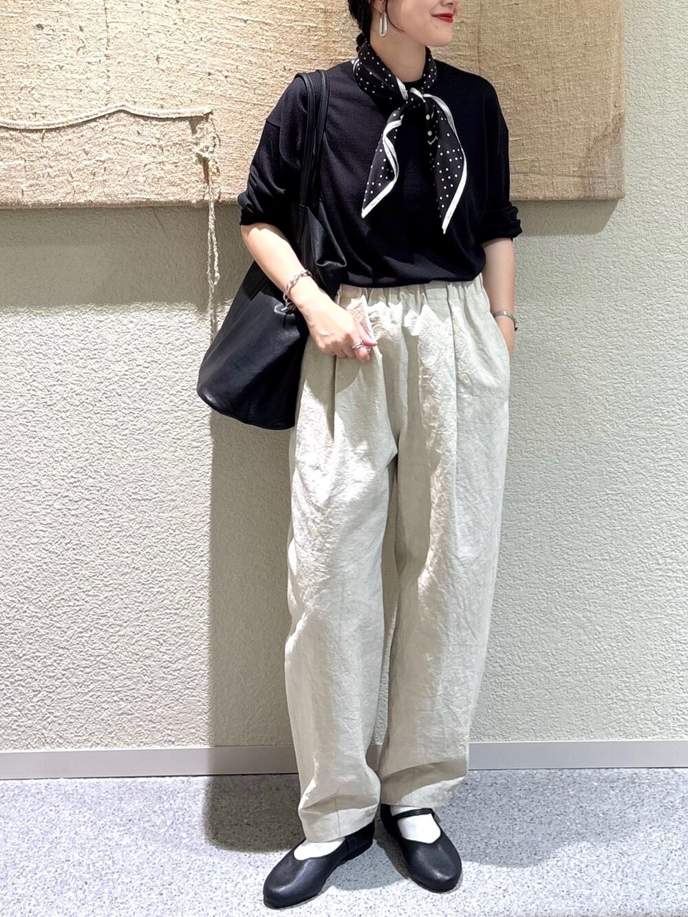 ベージュ系のその他パンツ、ブラック系のトートバッグ、ブラック系のバレエシューズを着用したレディースの秋コーディネートの4枚目の写真