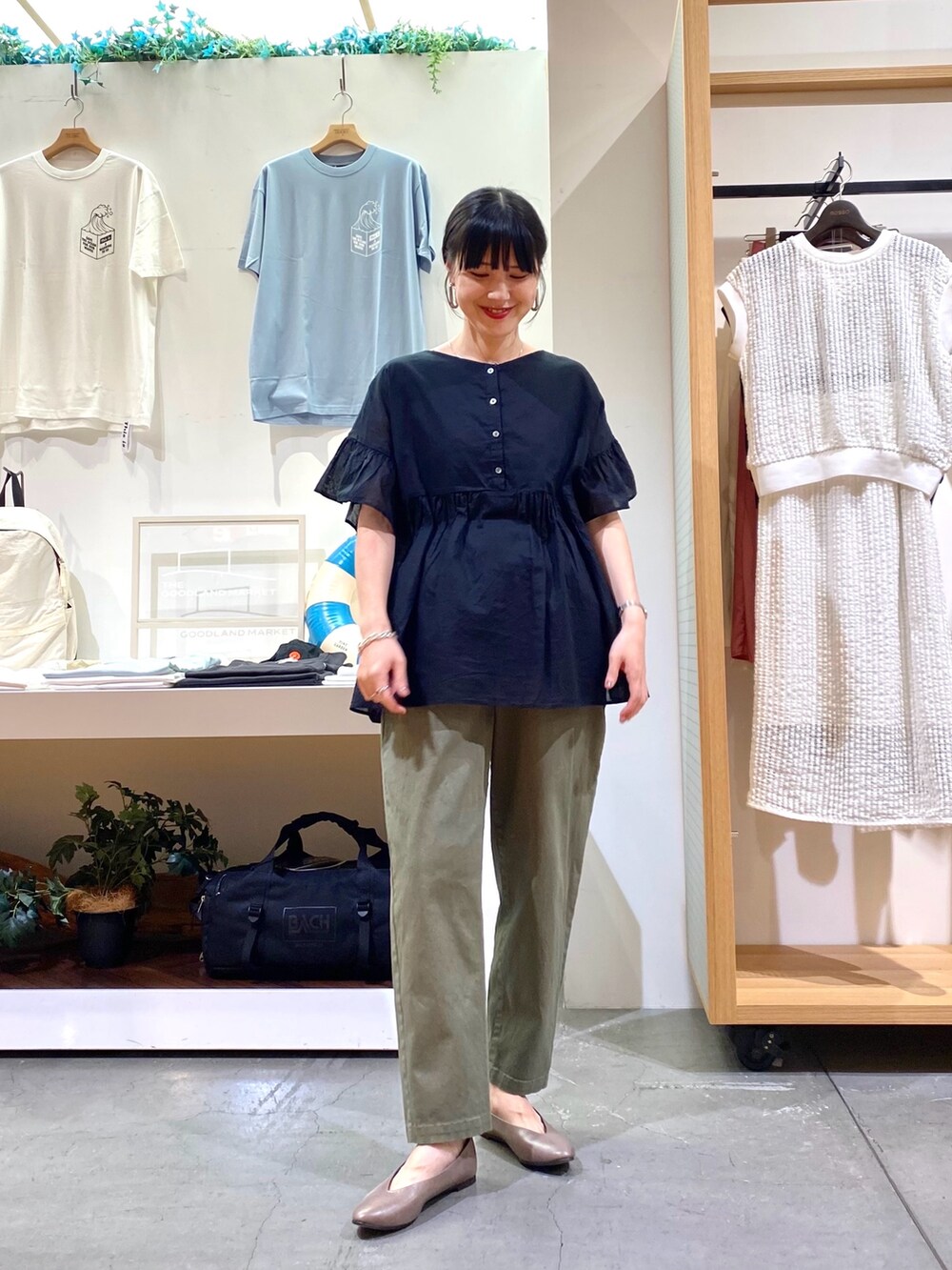 ブラック系のシャツ/ブラウス、グリーン系のその他パンツ、ベージュ系のパンプスを着用したレディースの夏コーディネートの3枚目の写真