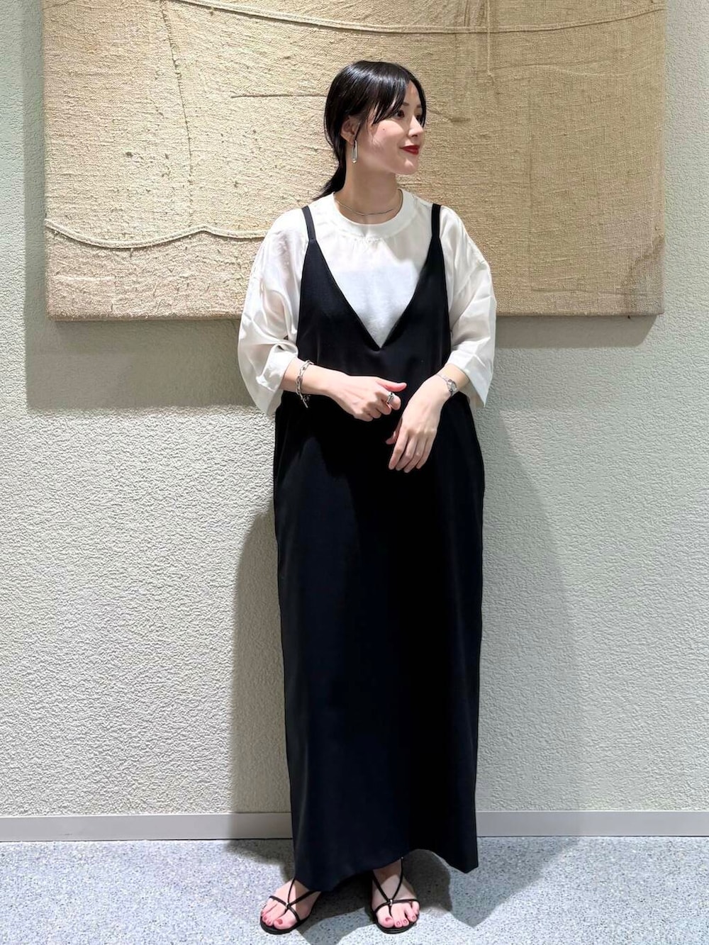 ブラック系のワンピース、ベージュ系のその他アウター、ホワイト系のTシャツ/カットソーを着用したレディースの夏コーディネートの5枚目の写真