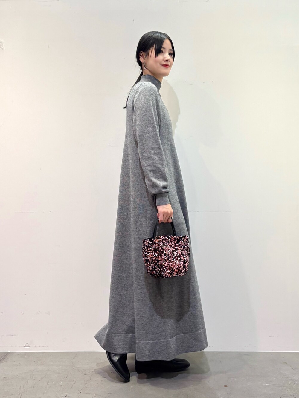 ブラック系のダウンジャケット/コート、グレー系のワンピース、ピンク系のショルダーバッグを着用したレディースの冬コーディネートの5枚目の写真