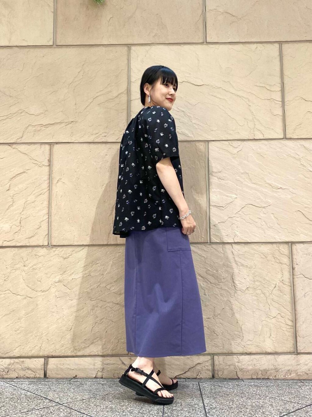 パープル系のスカート、ブラック系のシャツ/ブラウスを着用したレディースの夏コーディネートの4枚目の写真