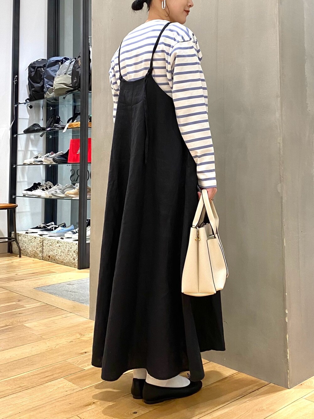 ブルー系のTシャツ/カットソー、ブラック系のワンピース、ホワイト系のトートバッグを着用したレディースの春コーディネートの4枚目の写真