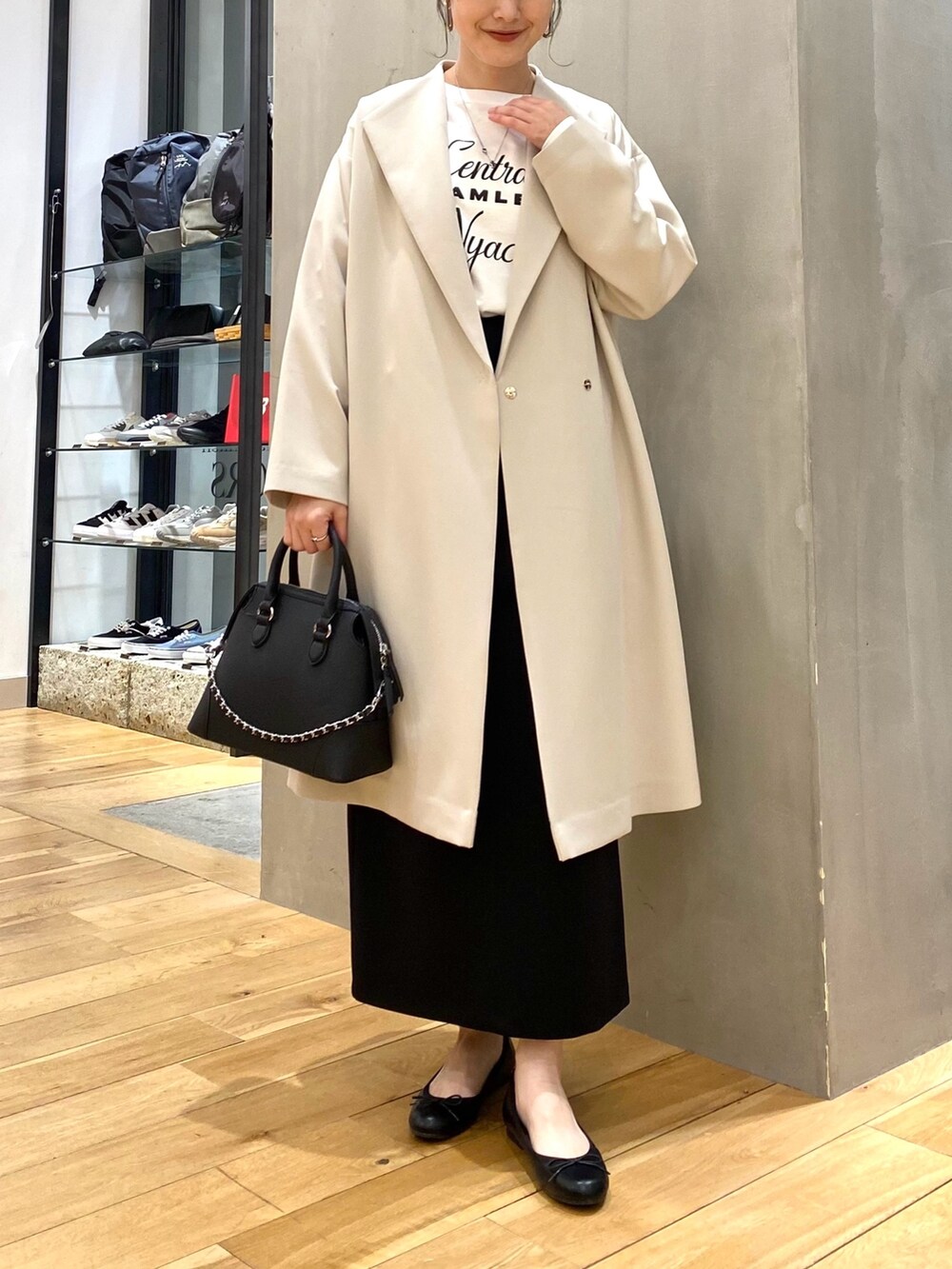 グレー系のその他アウター、ホワイト系のTシャツ/カットソー、ブラック系のスカートを着用したレディースの春コーディネートの3枚目の写真