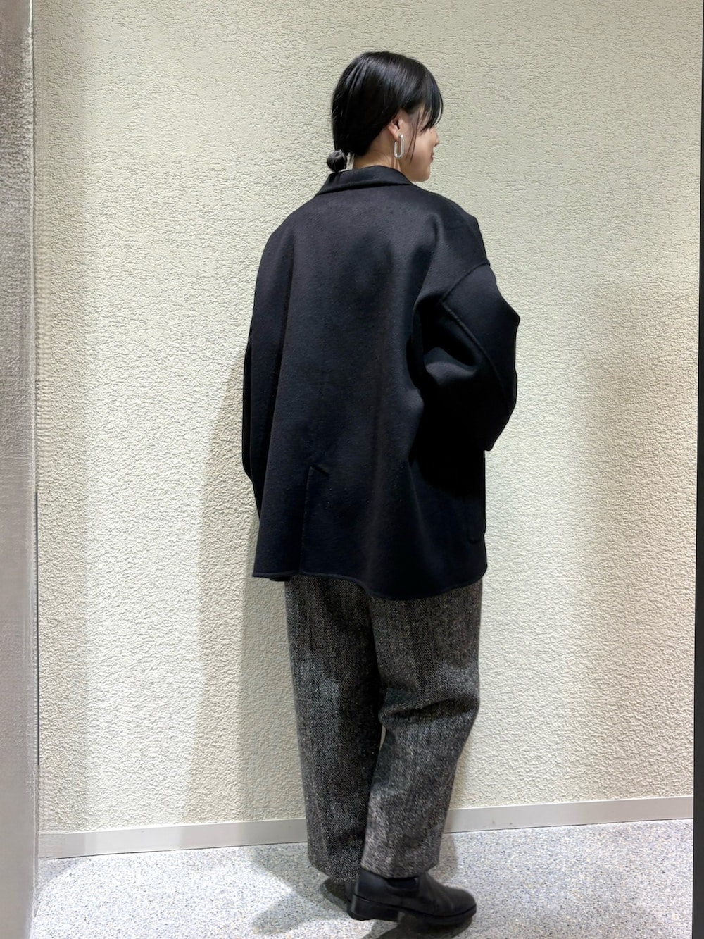 ブラック系のその他アウター、ブラック系のその他アウター、イエロー系のTシャツ/カットソーを着用したレディースの秋コーディネートの3枚目の写真