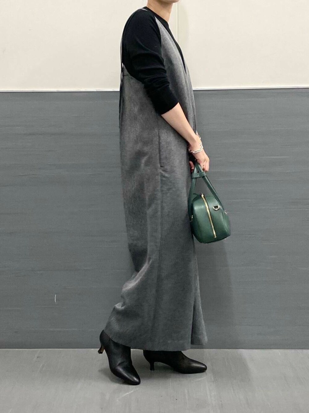 ブラック系のTシャツ/カットソー、グレー系のサロペット/オーバーオール、ブラック系のブーツを着用したレディースの秋コーディネートの5枚目の写真