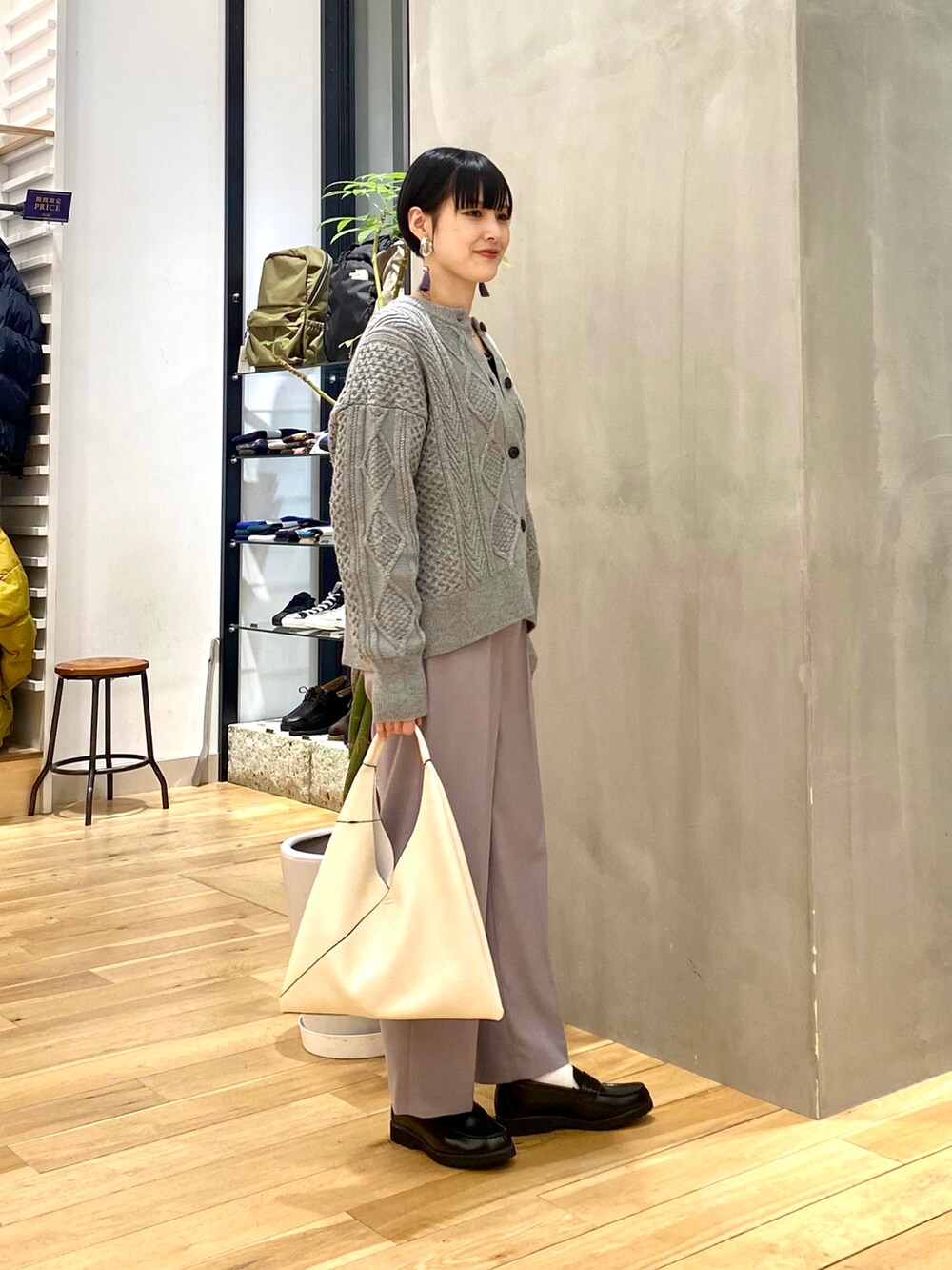 「きれいめカジュアル、休日スタイル、シンプルコーデ、大人カジュアル、マイベストコーデ2022、クリスマスに着たい服、ニット、カーディガン、韓国ファッション、おしゃれさんと繋がりたい、URBAN RESEARCH DOORS、URBAN RESEARCH DOORS WOMENS」｜「FORK&SPOONのFORK&SPOON　アラン柄ニットカーディガン（カーディガン/ボレロ、グレー系）」を使った、saoriさん（レディース・158cm）の冬コーディネートの3枚目の写真