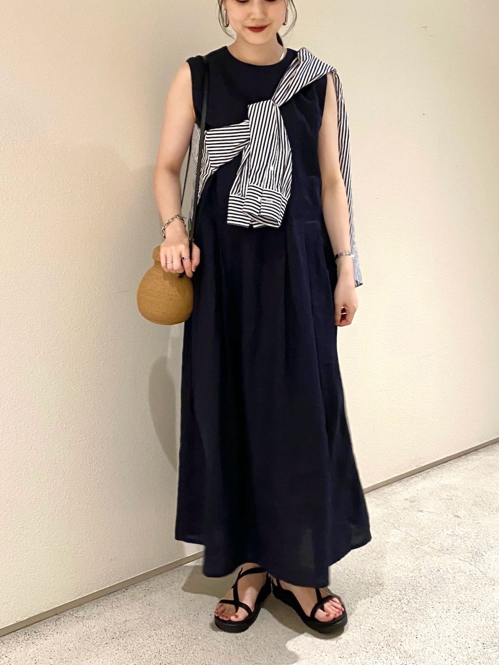 ブルー系のワンピース、ブルー系のシャツ/ブラウスを着用したレディースの夏コーディネートの4枚目の写真