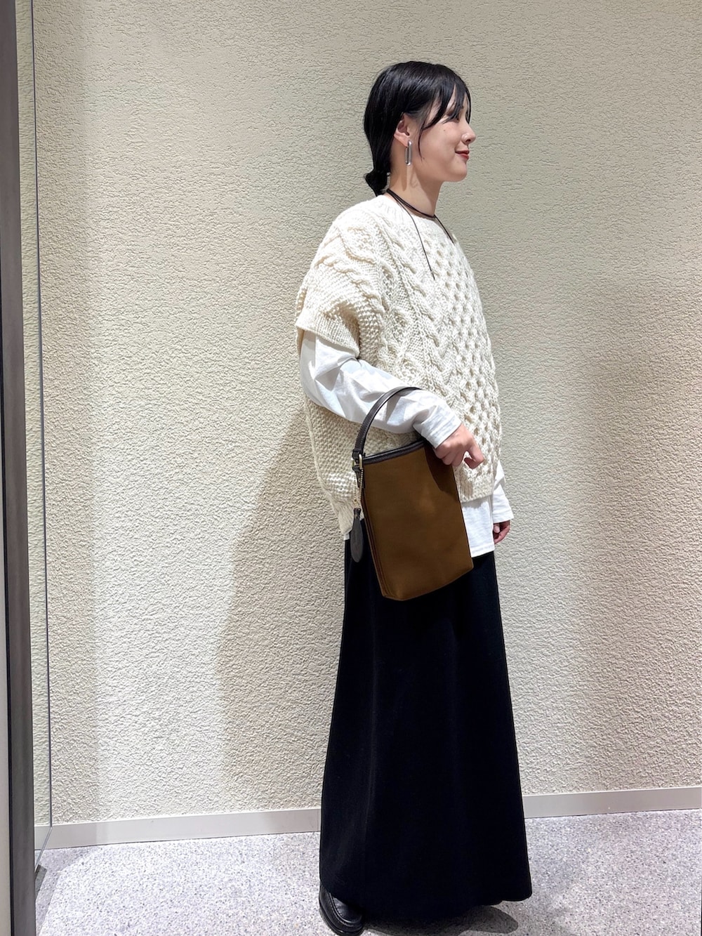 ホワイト系のTシャツ/カットソー、ホワイト系のTシャツ/カットソー、ホワイト系のニット/セーターを着用したレディースの秋コーディネートの2枚目の写真