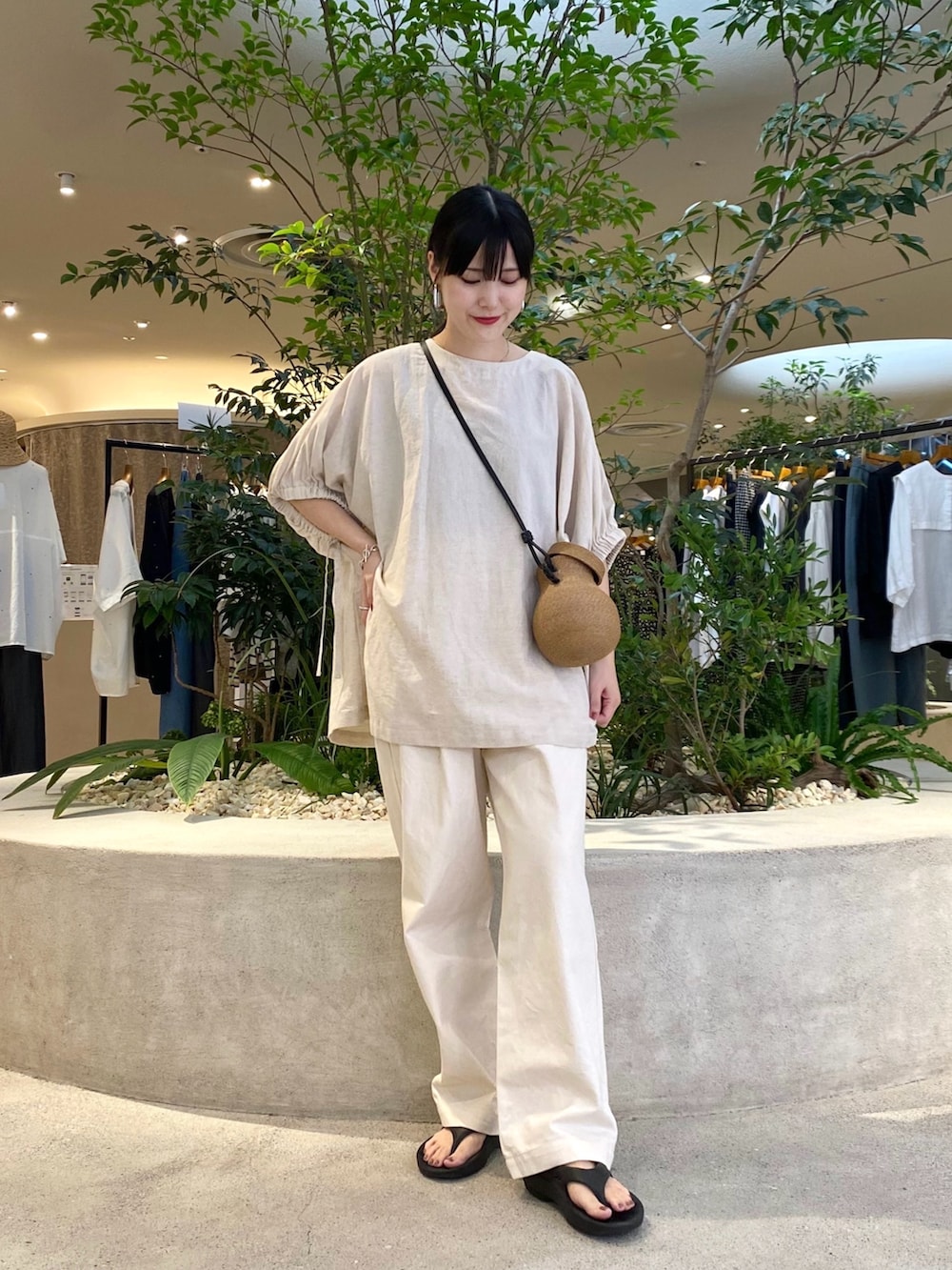 ベージュ系のシャツ/ブラウス、ベージュ系のデニムパンツ、ブラック系のサンダルを着用したレディースの夏コーディネートの3枚目の写真