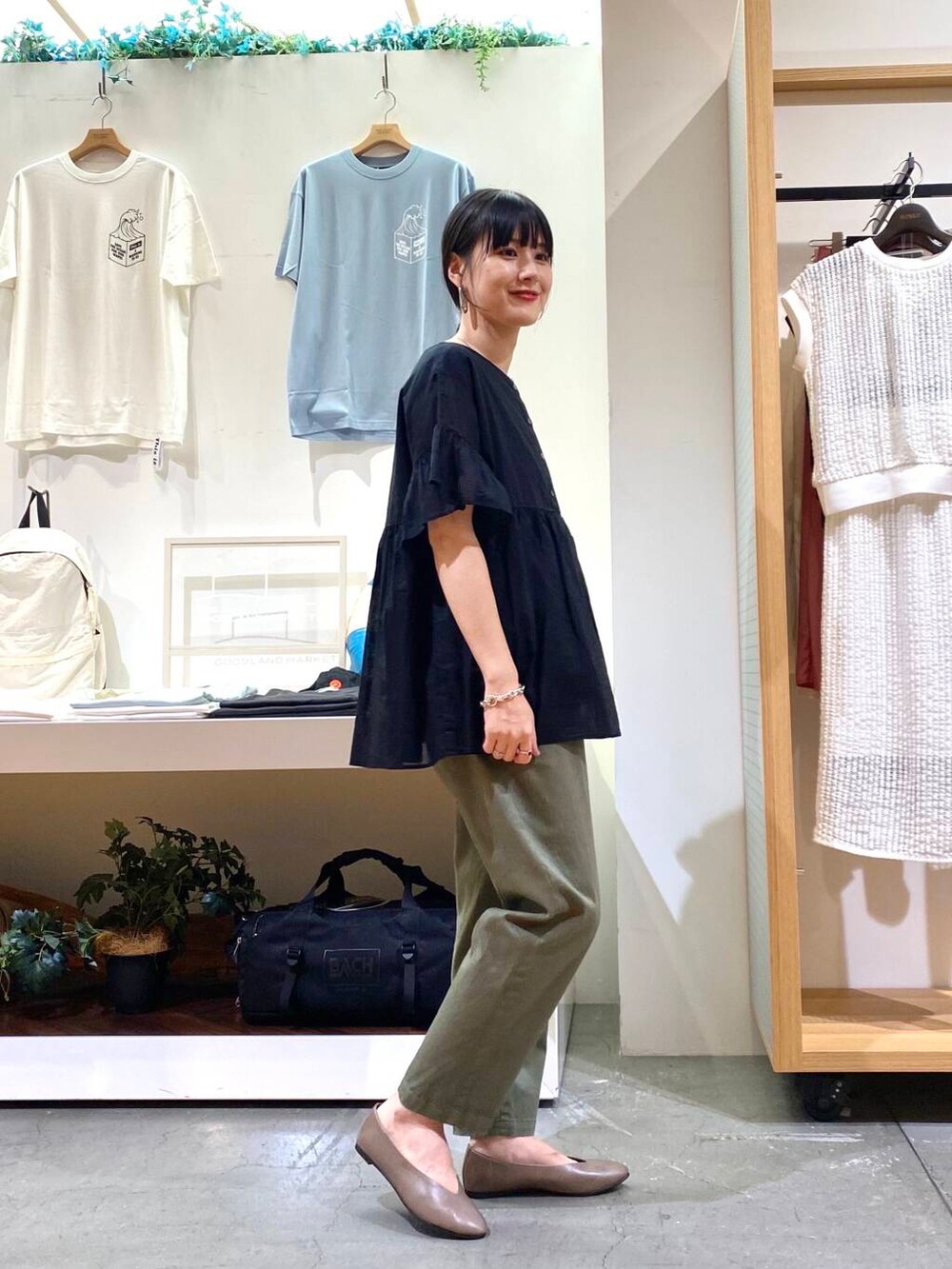 ベージュ系のパンプス、ブラック系のシャツ/ブラウス、グリーン系のその他パンツを着用したレディースの夏コーディネートの4枚目の写真