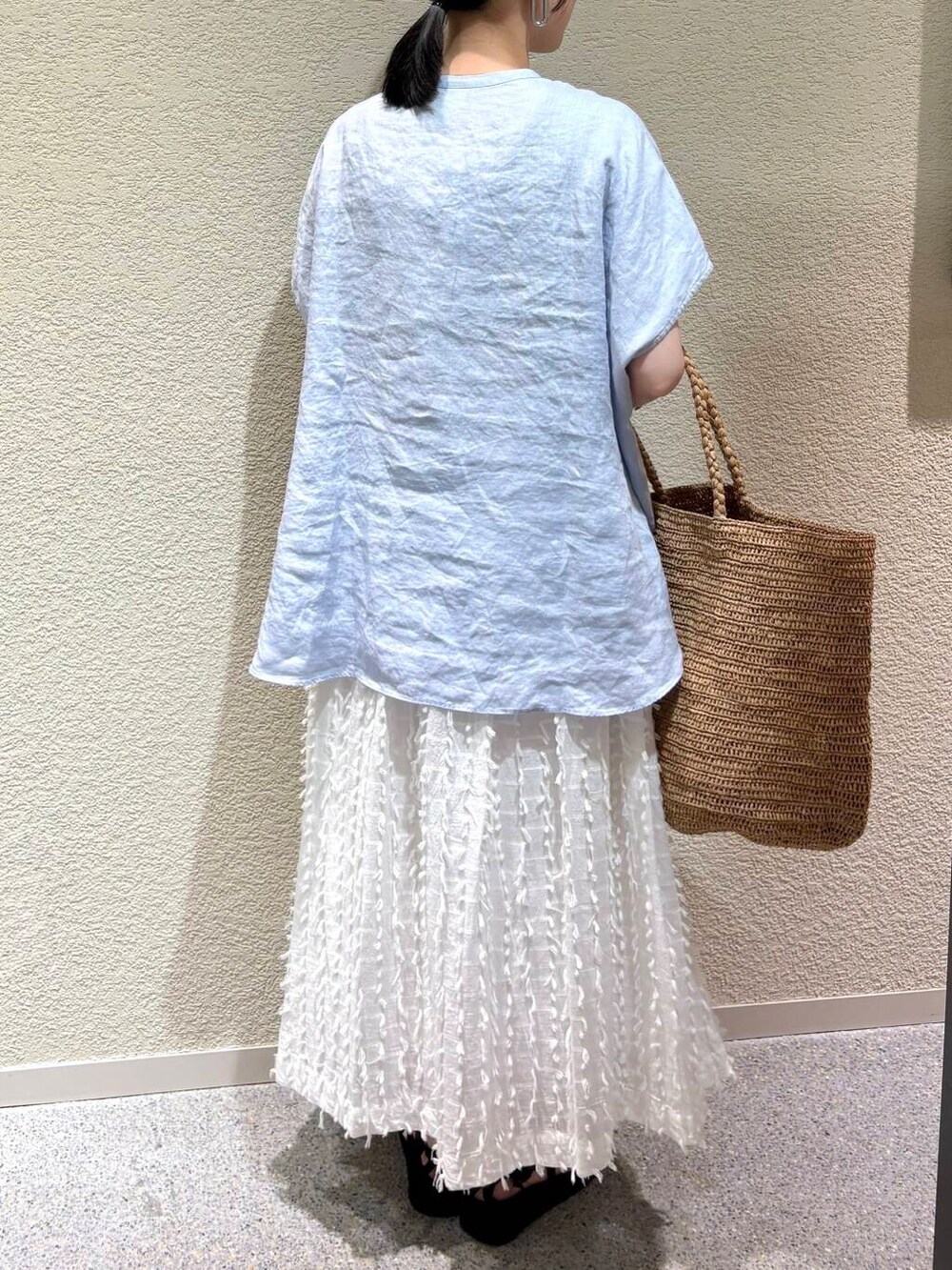 ホワイト系のスカート、ブルー系のシャツ/ブラウスを着用したレディースの夏コーディネートの5枚目の写真