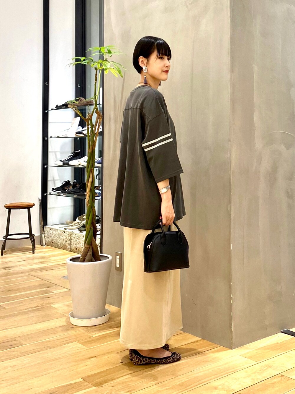 グリーン系のその他アウター、グレー系のTシャツ/カットソー、ベージュ系のスカートを着用したレディースの秋コーディネートの4枚目の写真