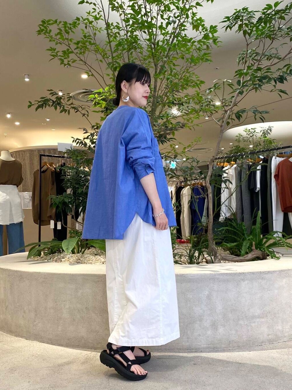 ブラック系のサンダル、ホワイト系のTシャツ/カットソー、ブルー系のシャツ/ブラウスを着用したレディースの夏コーディネートの2枚目の写真