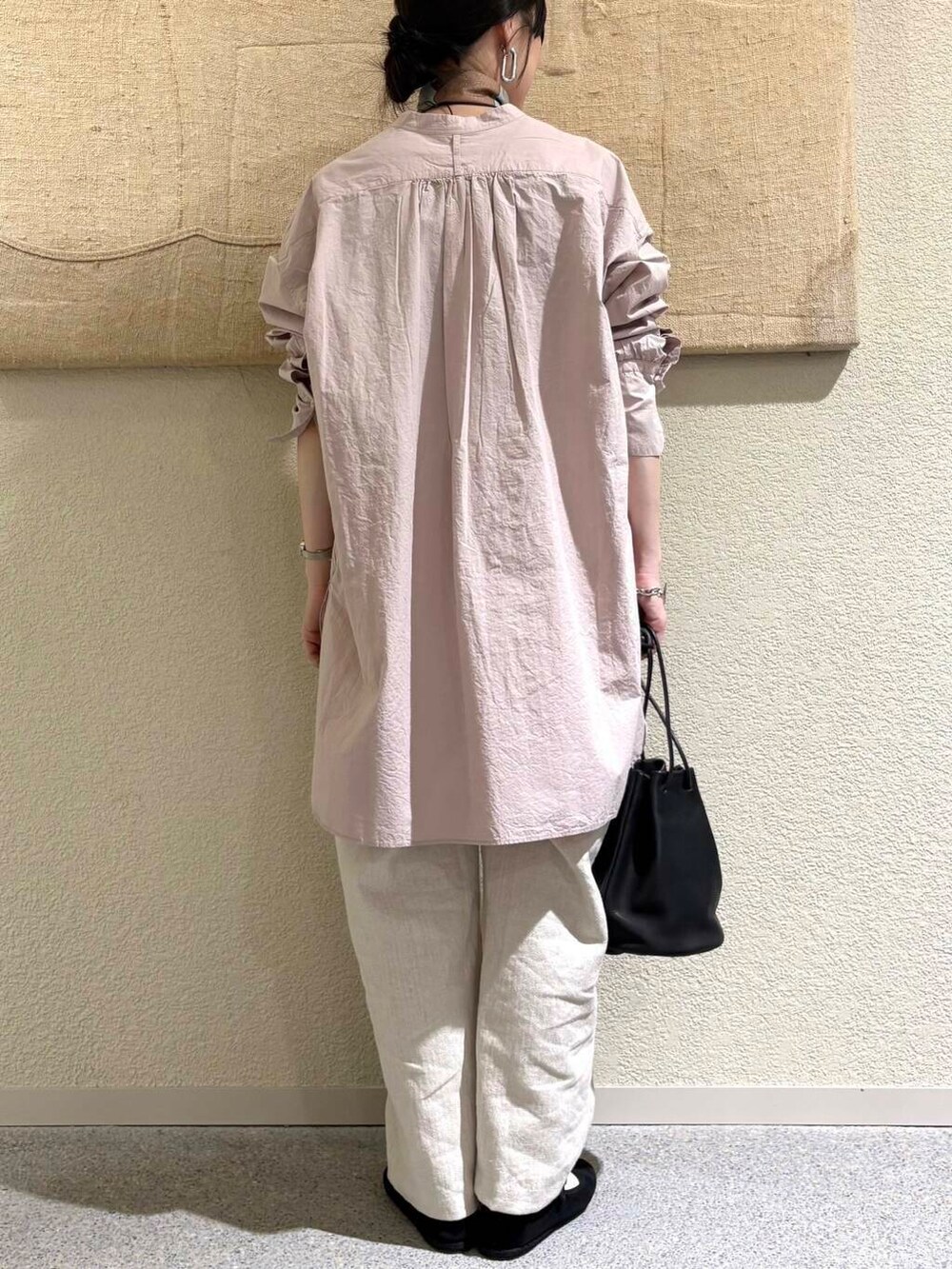 ベージュ系のその他パンツ、ピンク系のシャツ/ブラウスを着用したレディースの春コーディネートの5枚目の写真