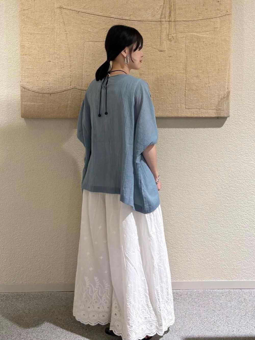 ブルー系のシャツ/ブラウス、ホワイト系のその他パンツを着用したレディースの夏コーディネートの3枚目の写真