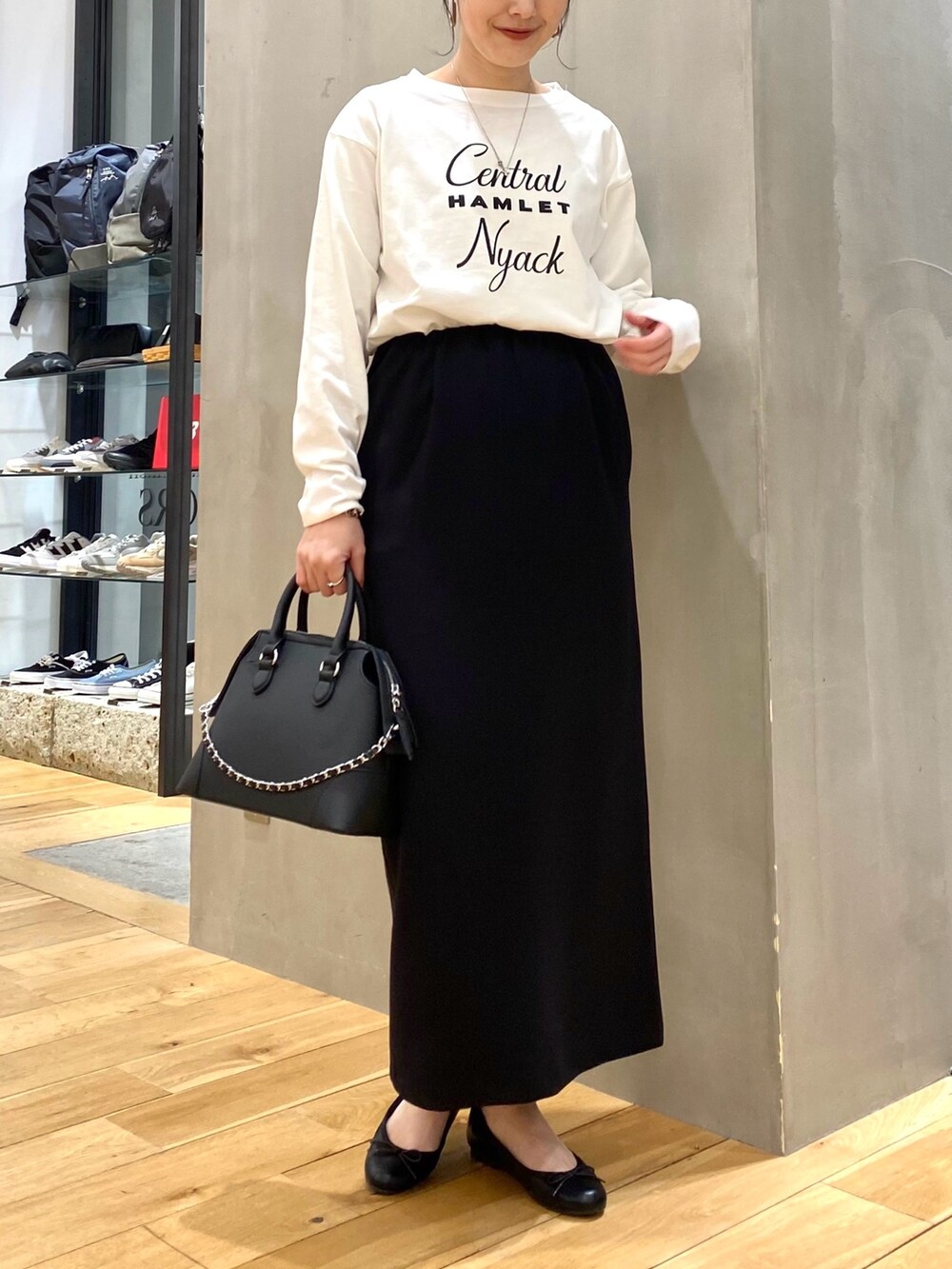 グレー系のその他アウター、ホワイト系のTシャツ/カットソー、ブラック系のスカートを着用したレディースの春コーディネートの7枚目の写真