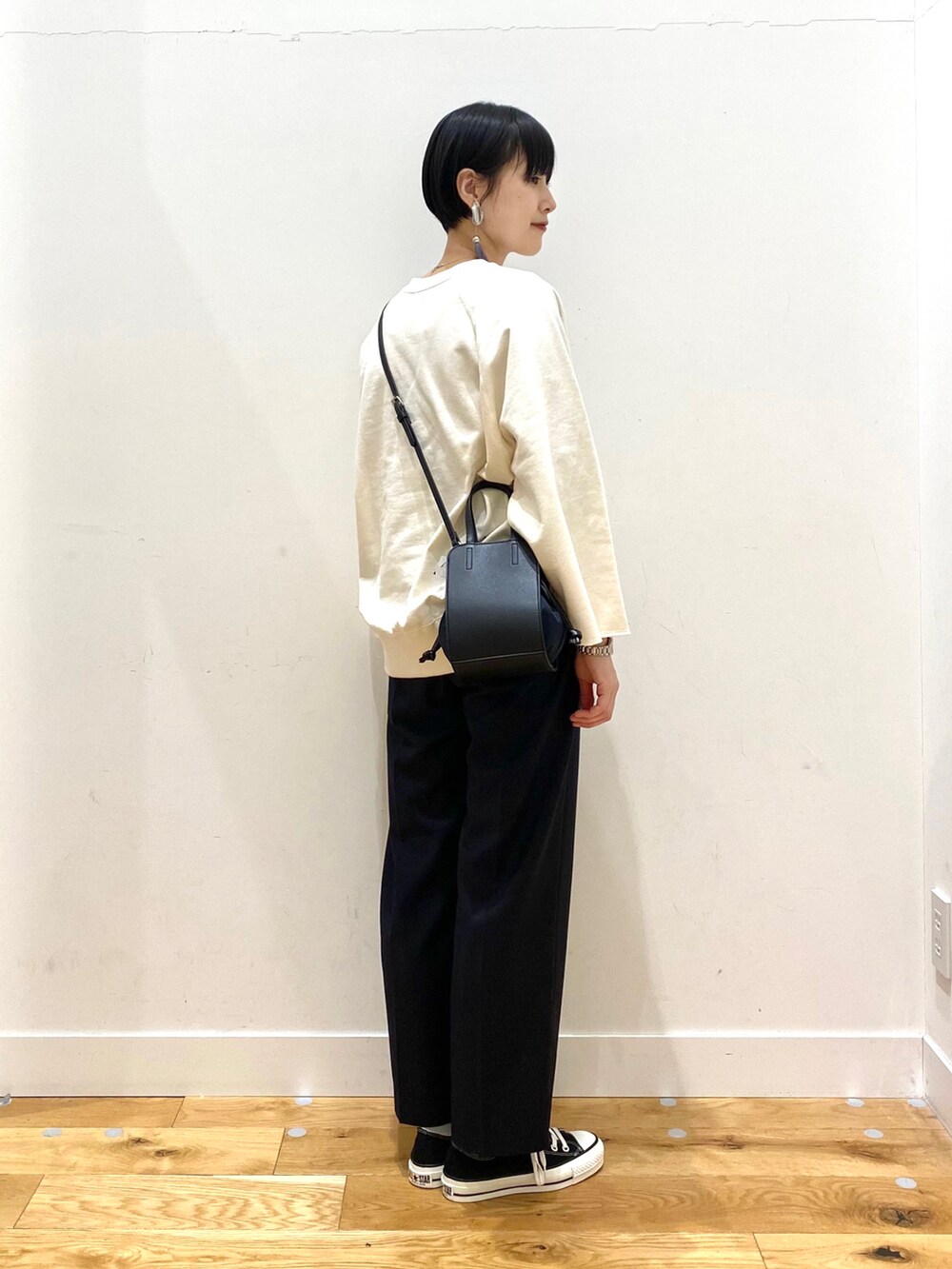 ブラック系のその他パンツ、ブラック系のショルダーバッグ、ブラック系のスニーカーを着用したレディースの春コーディネートの4枚目の写真