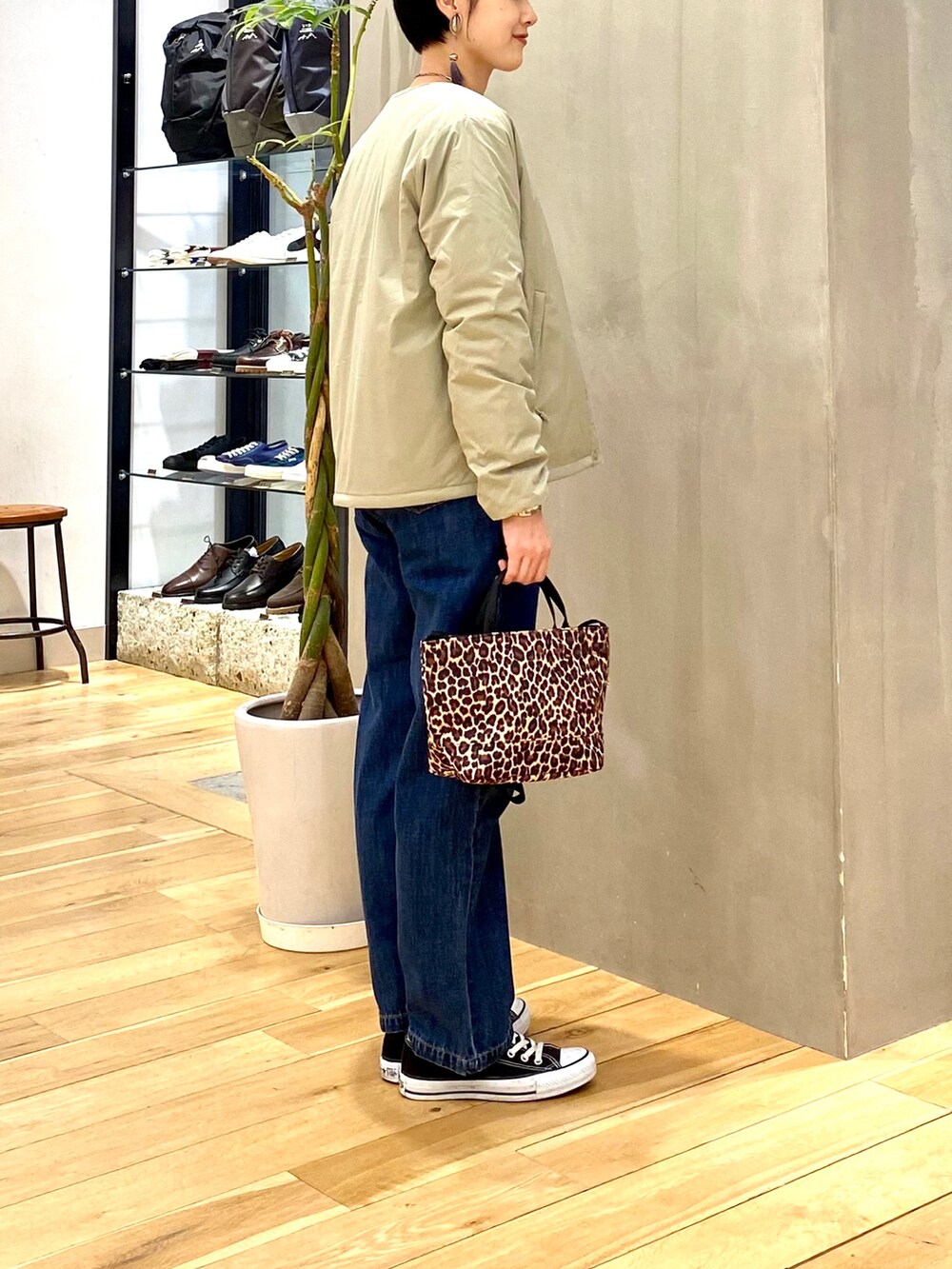 グリーン系のその他アウター、ホワイト系のニット/セーター、ブルー系のデニムパンツを着用したレディースの冬コーディネートの5枚目の写真