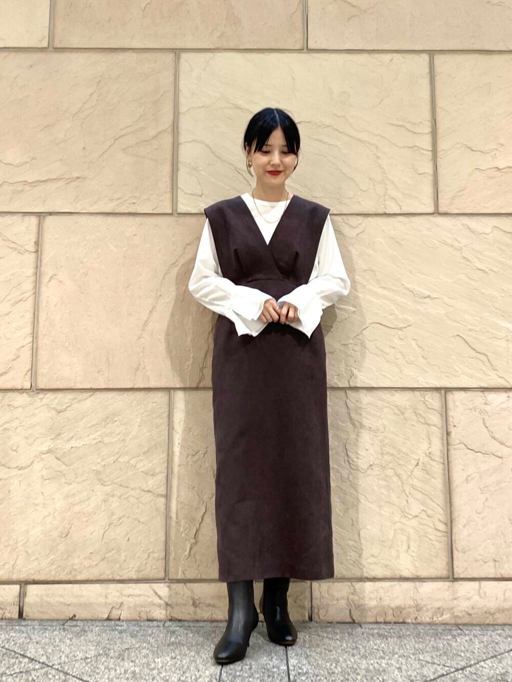 ホワイト系のシャツ/ブラウス、ブラック系のブーツ、レッド系のワンピースを着用したレディースの秋コーディネートの4枚目の写真