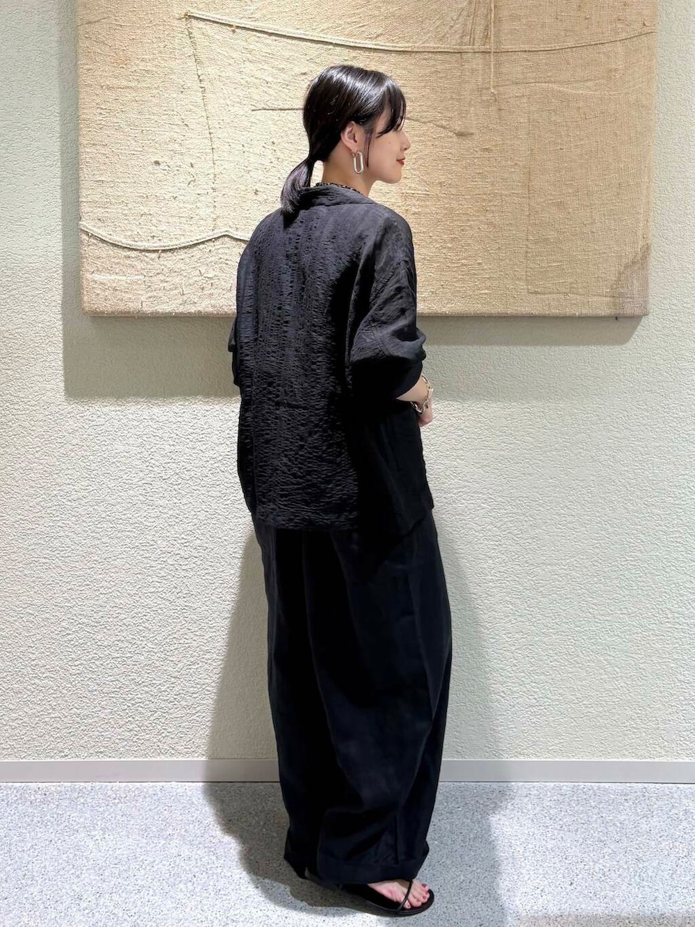 ブラック系のサロペット/オーバーオール、ブラック系のその他アウターを着用したレディースの夏コーディネートの3枚目の写真