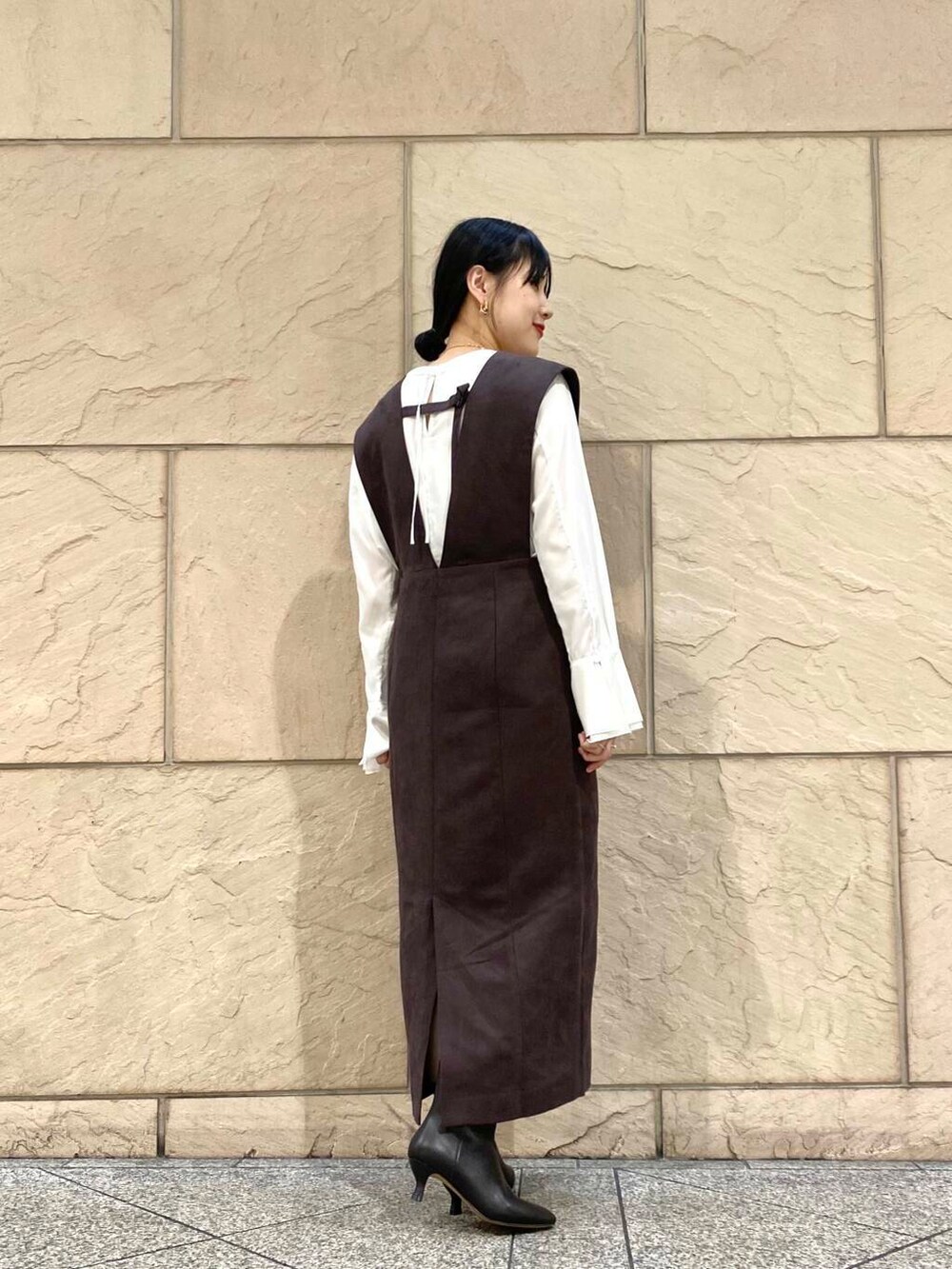 ホワイト系のシャツ/ブラウス、ブラック系のブーツ、レッド系のワンピースを着用したレディースの秋コーディネートの5枚目の写真