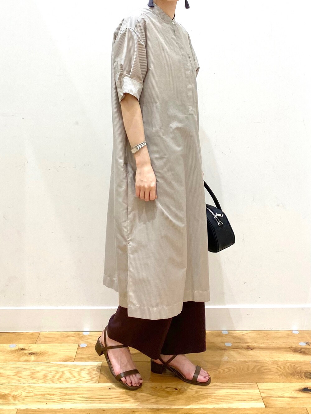 ベージュ系のワンピース、レッド系のその他パンツ、ブラック系のショルダーバッグを着用したレディースの春コーディネートの4枚目の写真