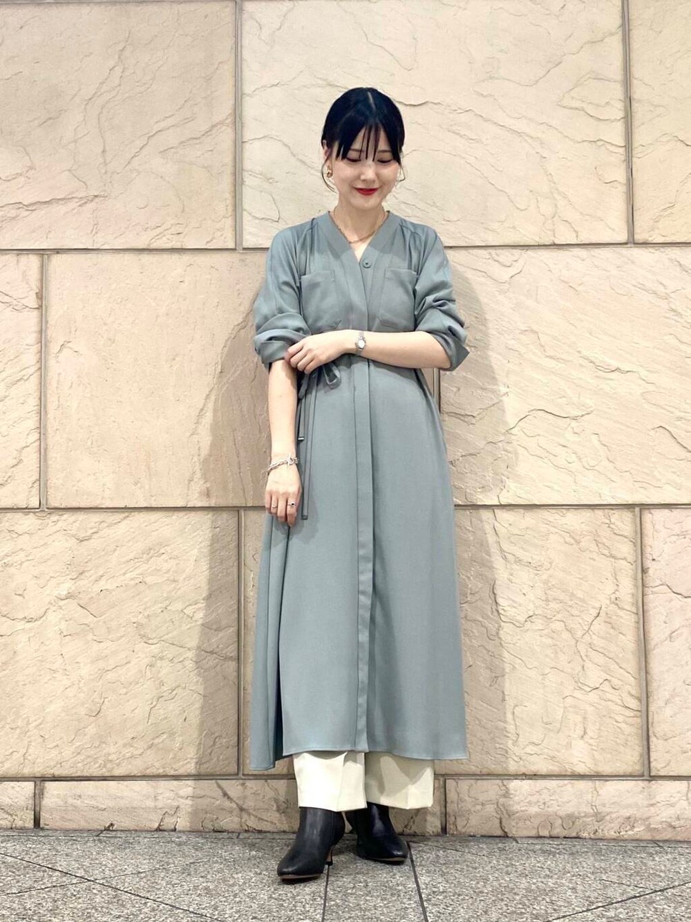 グリーン系のワンピース、ベージュ系のその他パンツ、ブラック系のブーツを着用したレディースの秋コーディネートの3枚目の写真