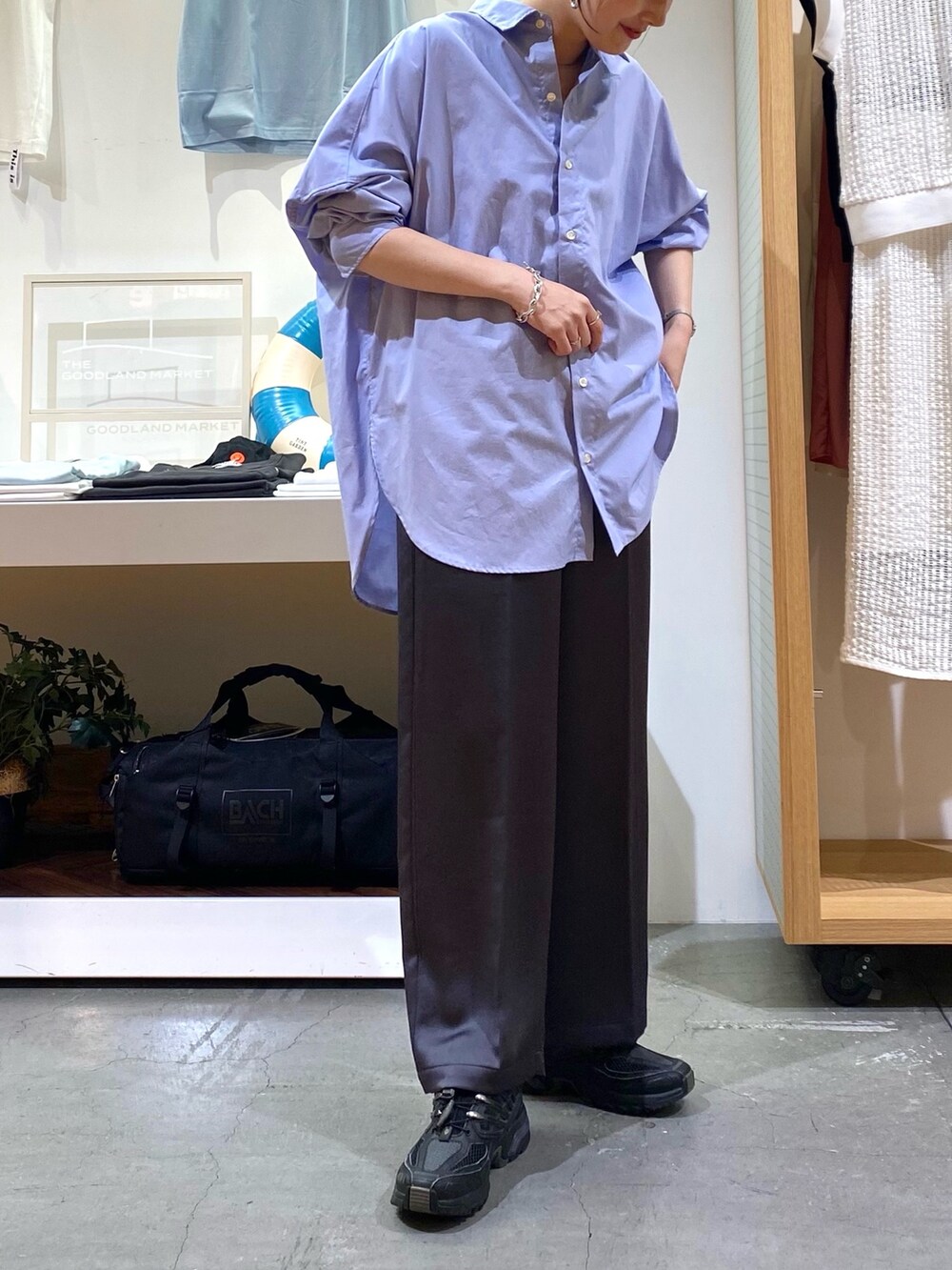 ブルー系のシャツ/ブラウス、グレー系のその他パンツを着用したレディースの夏コーディネートの6枚目の写真