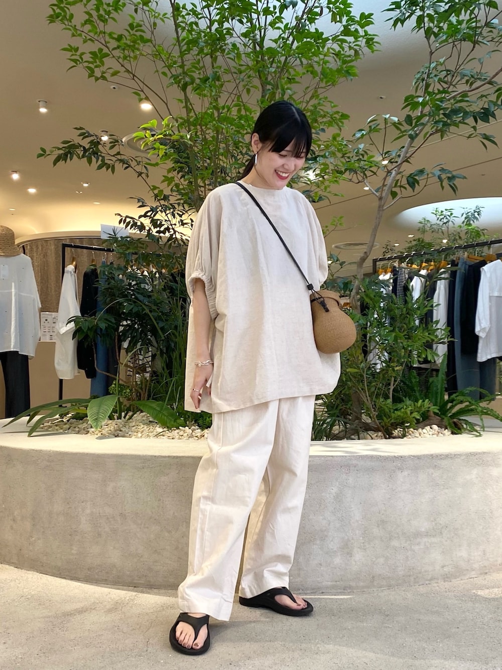 ベージュ系のシャツ/ブラウス、ベージュ系のデニムパンツ、ブラック系のサンダルを着用したレディースの夏コーディネートの4枚目の写真