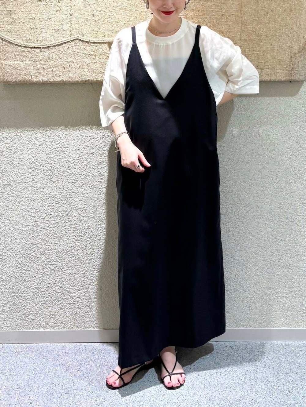 ブラック系のワンピース、ベージュ系のその他アウター、ホワイト系のTシャツ/カットソーを着用したレディースの夏コーディネートの8枚目の写真